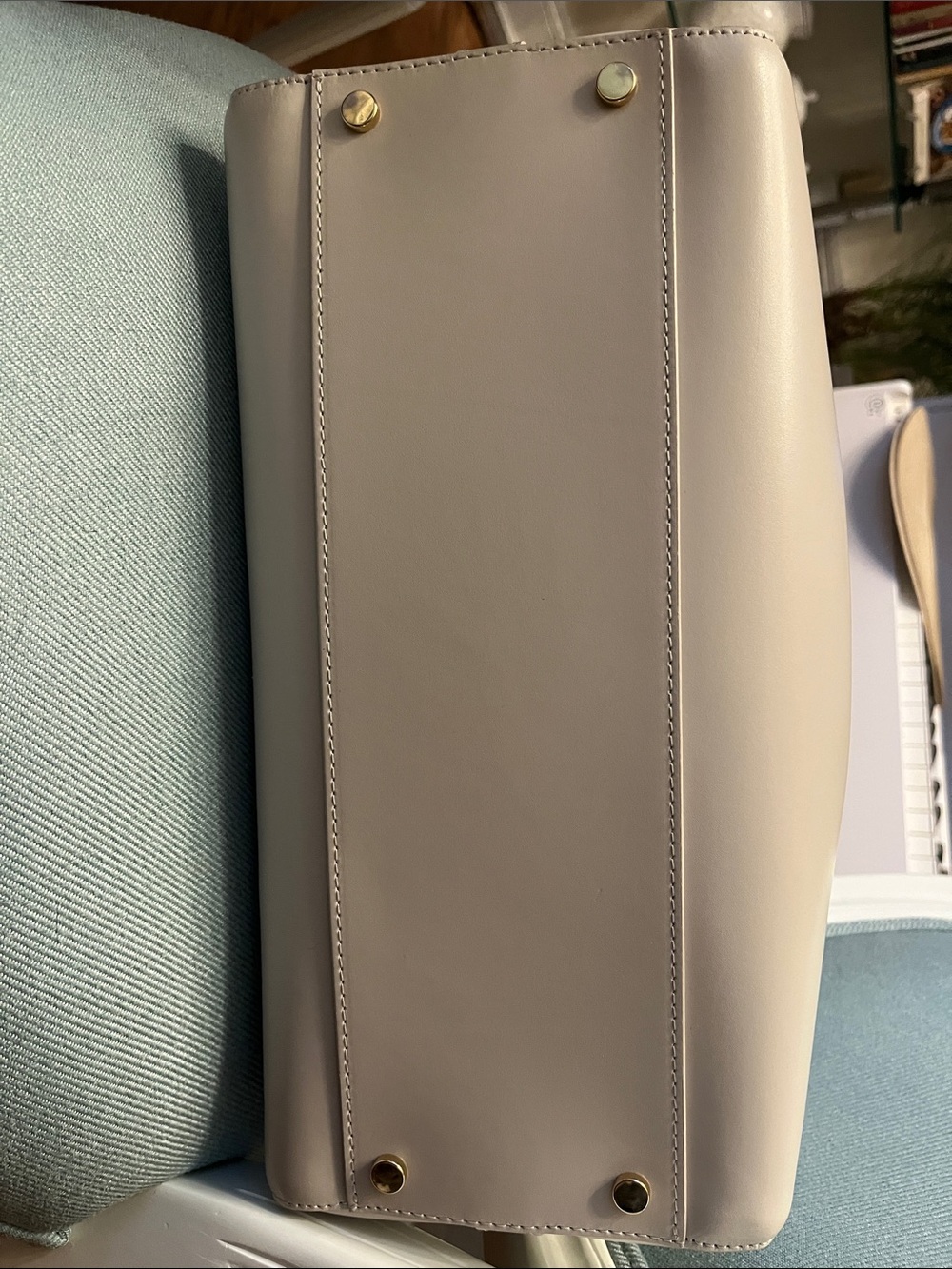 Elegant White Leather Handbag with Gold Accents - Picture 6 of 6